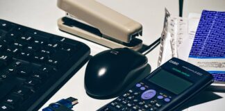Jak podłączyć pendrive do HDMI?