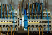 Ile gniazdek można podpiąć pod bezpiecznik 16?