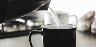 Czy czajnik podłączony do prądu pobiera prąd?